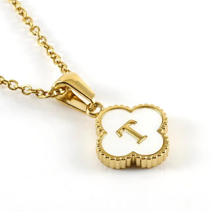 Collier initiale en forme de trèfle