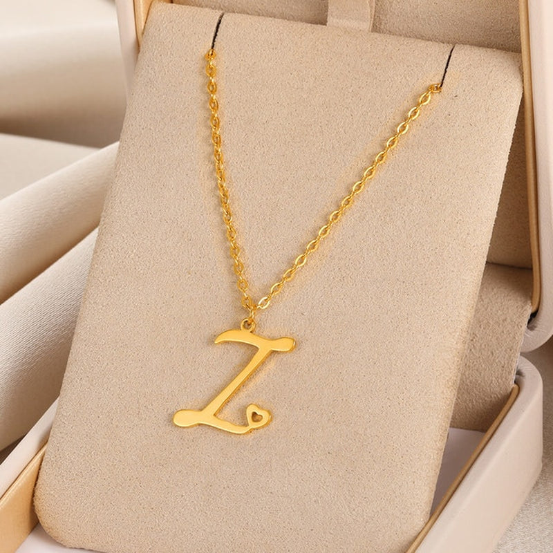 Colliers avec pendentif initiale en lettre cursive