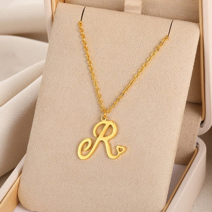 Colliers avec pendentif initiale en lettre cursive