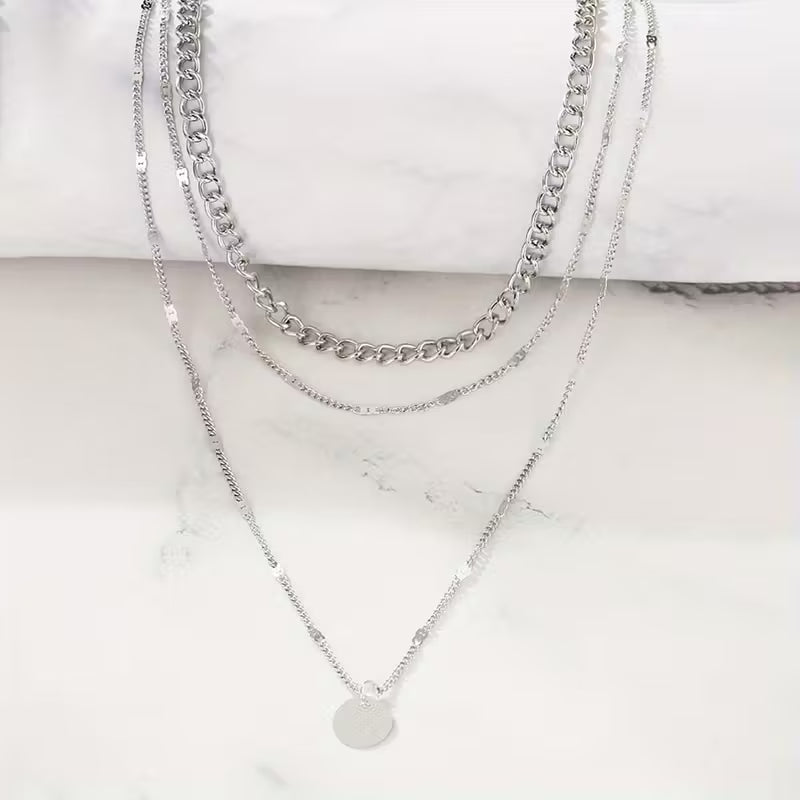 Collier élégant multicouche avec pendentif rond