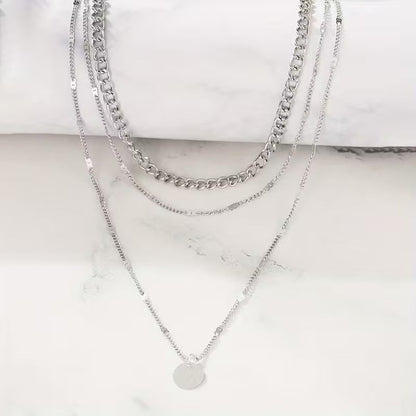 Collier élégant multicouche avec pendentif rond