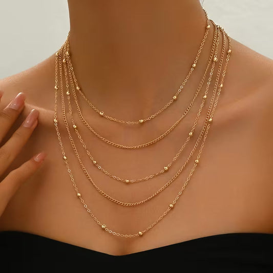 Collier multicouche à chaînes avec pompons élégants