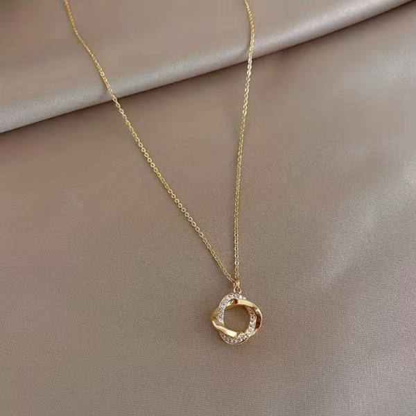 Collier élégant doré avec pendentif