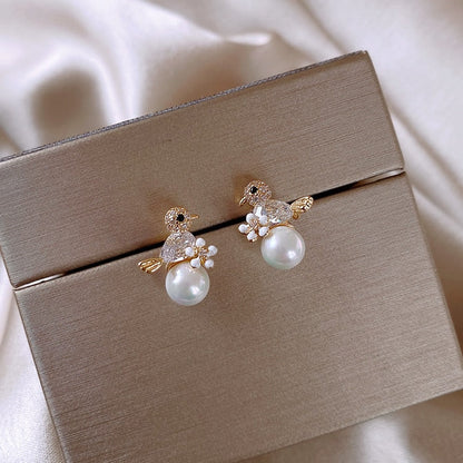 Boucles d'oreilles de luxe avec petit oiseau en zircone et incrustation de perles