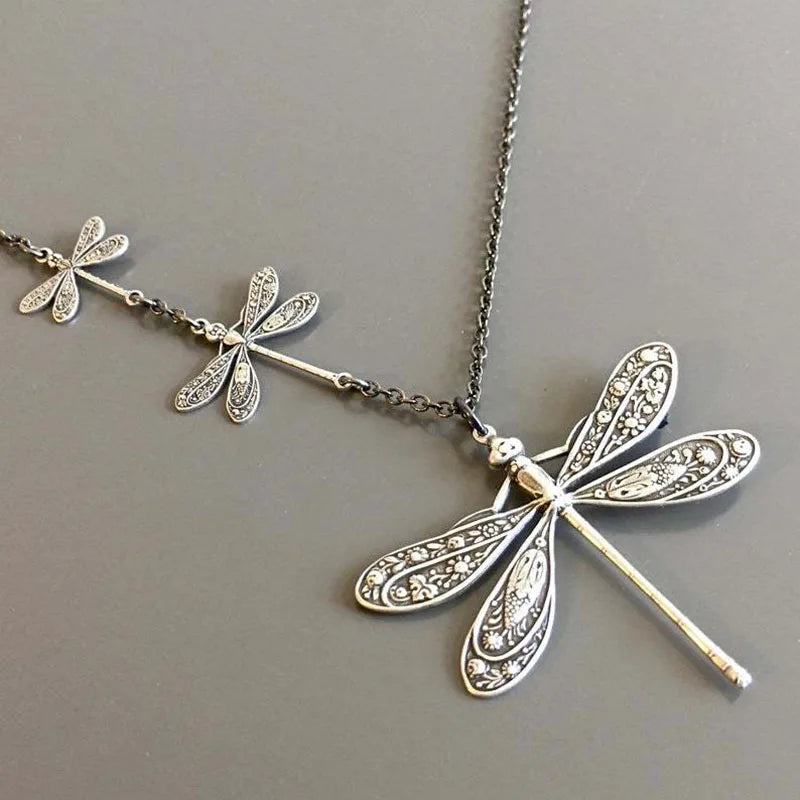 Collier Libellule Vintage – Symbole de Changement, Lumière et Liberté