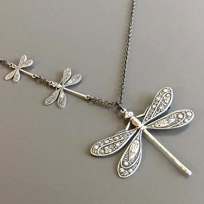 Collier Libellule Vintage – Symbole de Changement, Lumière et Liberté