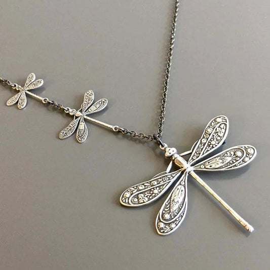 Collier Libellule Vintage – Symbole de Changement, Lumière et Liberté