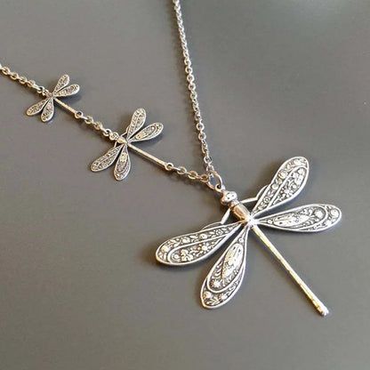 Collier Libellule Vintage – Symbole de Changement, Lumière et Liberté