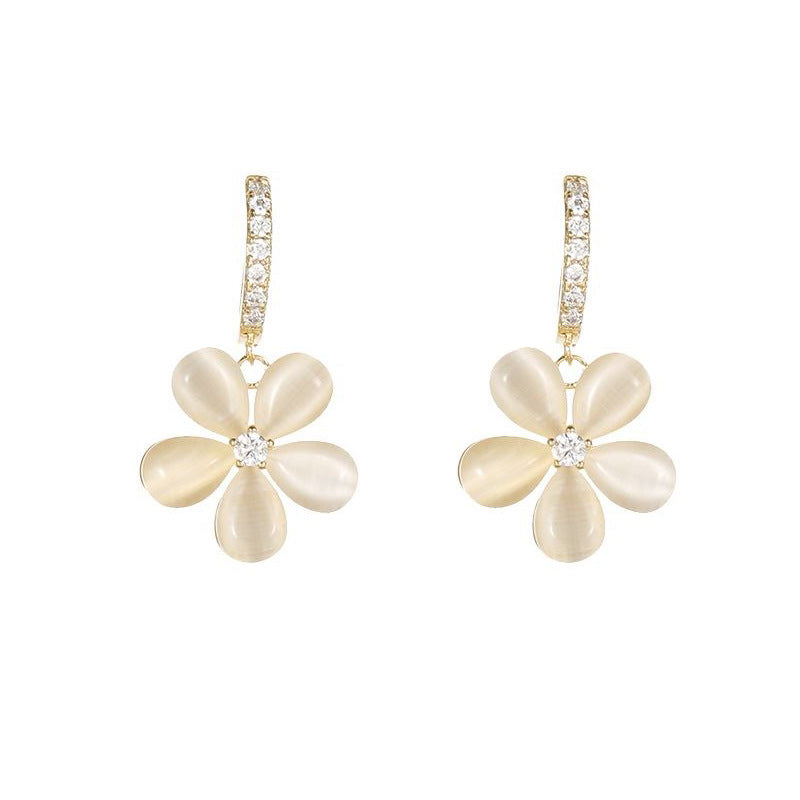 Boucles d'oreilles pétales immaculés avec opale