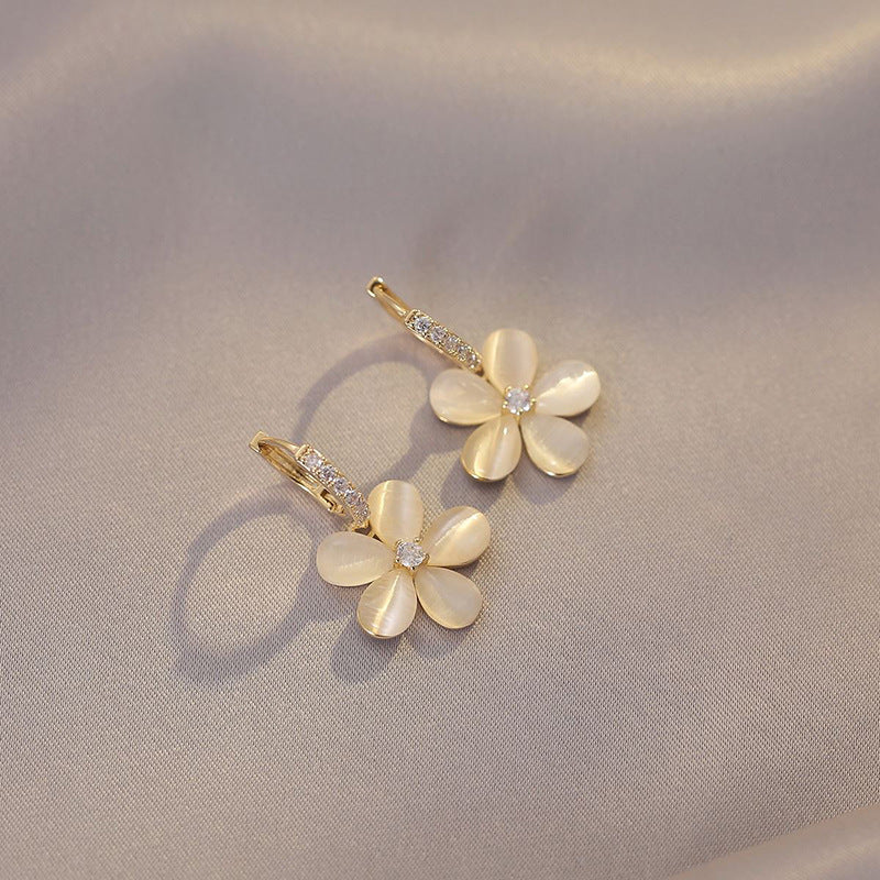Boucles d'oreilles pétales immaculés avec opale