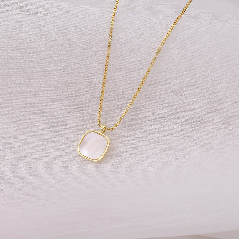 Collier de perles avec chaîne dorée Sophie