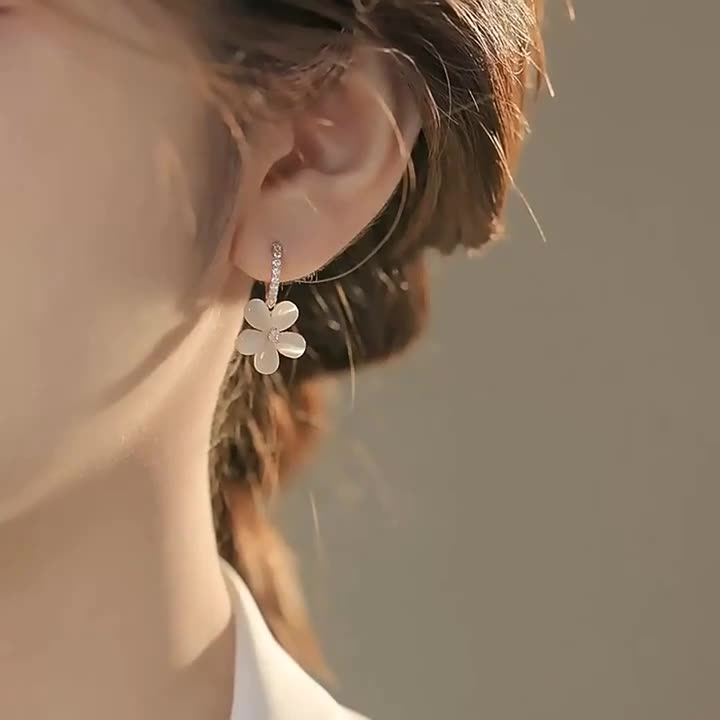 Boucles d'oreilles pétales immaculés avec opale