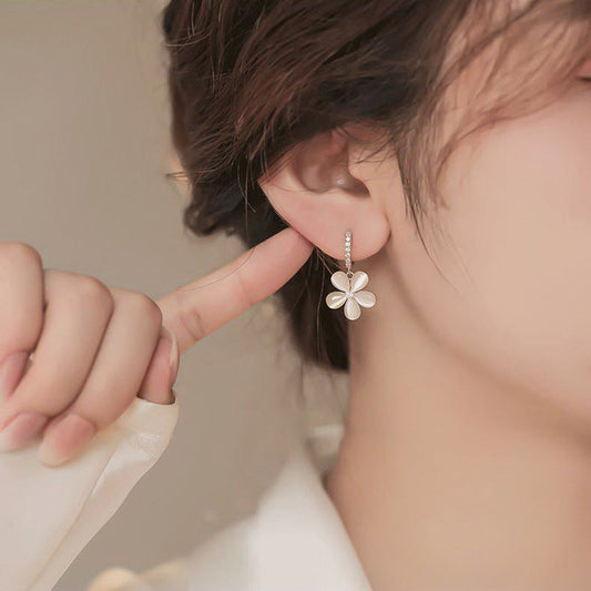 Boucles d'oreilles pétales immaculés avec opale
