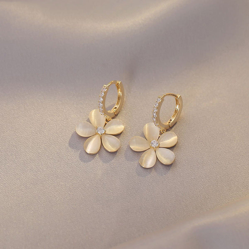 Boucles d'oreilles pétales immaculés avec opale