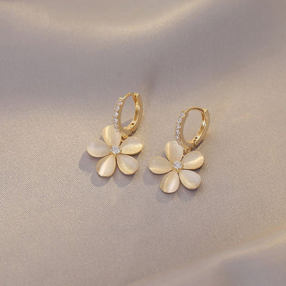 Boucles d'oreilles pétales immaculés avec opale