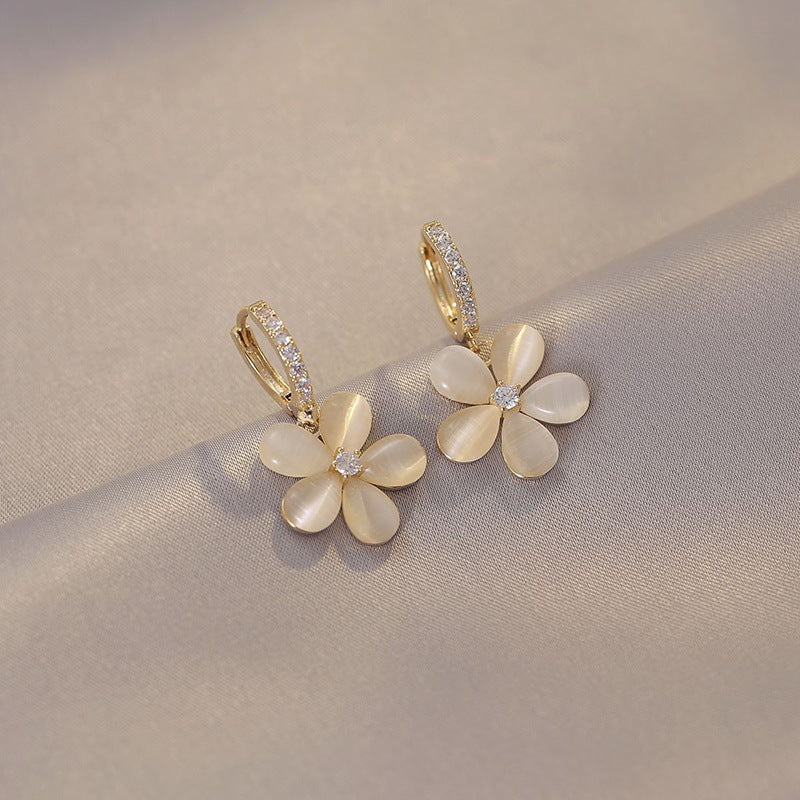 Boucles d'oreilles pétales immaculés avec opale