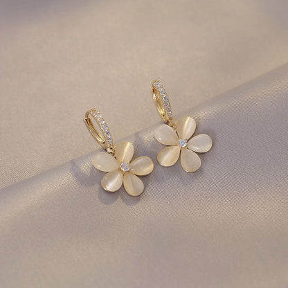 Boucles d'oreilles pétales immaculés avec opale