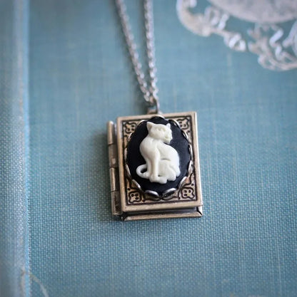Collier Pendentif Livre Chat Vintage – Design de Page Tournante