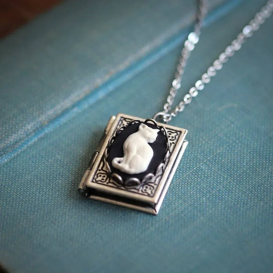Collier Pendentif Livre Chat Vintage – Design de Page Tournante