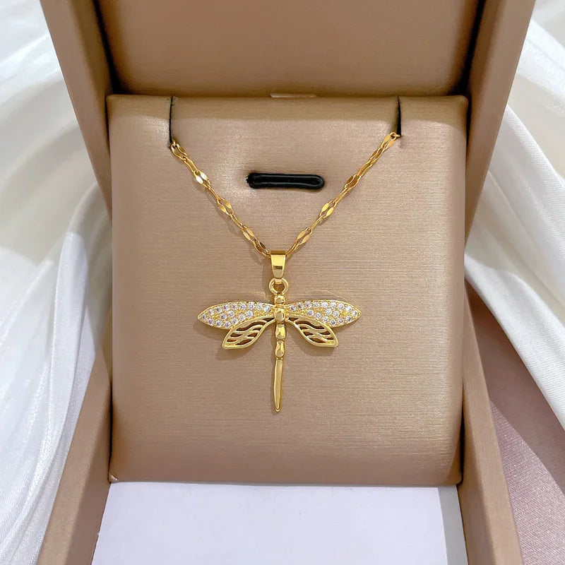 Collier Libellule Cristal – Symbole de Transformation et de Beauté