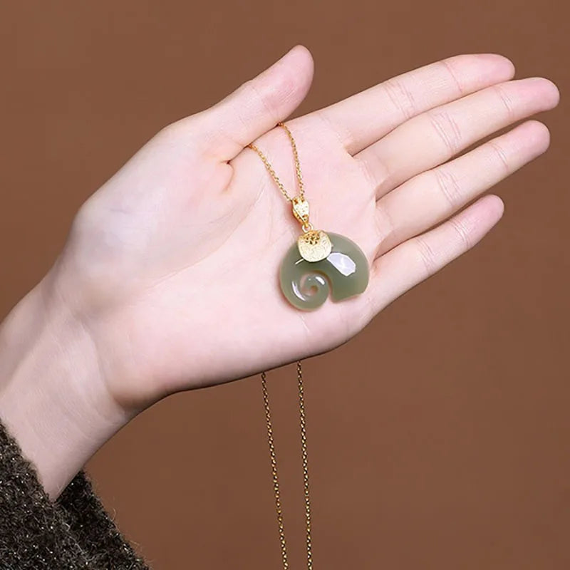 Collier Pendentif Éléphant en Jade de Hetian – Chaîne Placée Or 18K pour Femme