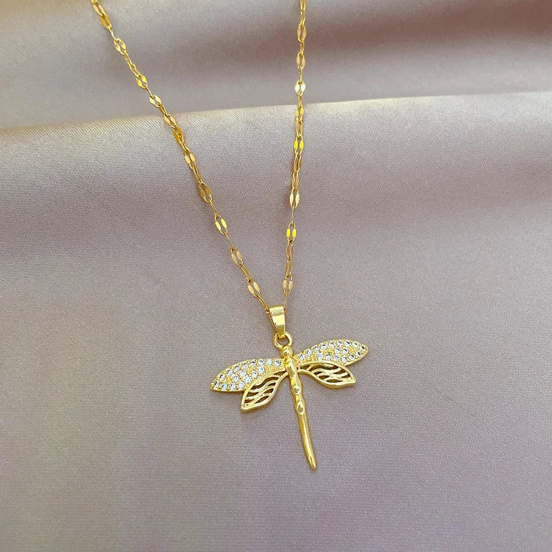 Collier Libellule Cristal – Symbole de Transformation et de Beauté