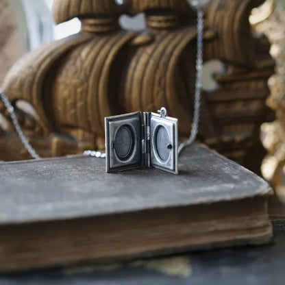 Collier Pendentif Livre Chat Vintage – Design de Page Tournante