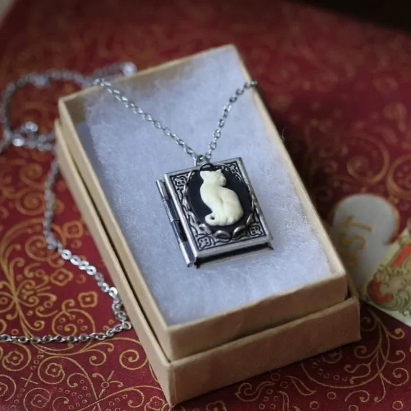 Collier Pendentif Livre Chat Vintage – Design de Page Tournante
