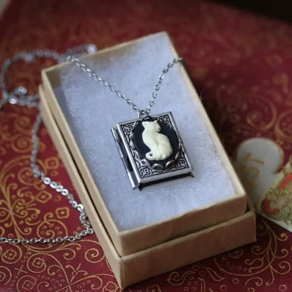 Collier Pendentif Livre Chat Vintage – Design de Page Tournante