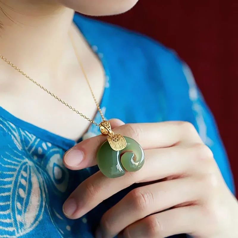 Collier Pendentif Éléphant en Jade de Hetian – Chaîne Placée Or 18K pour Femme