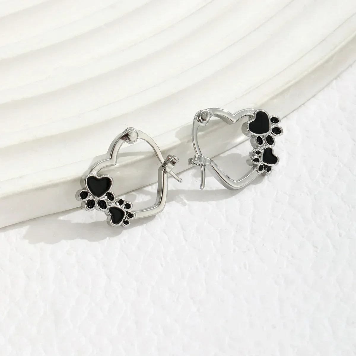 Boucles d'oreilles Huggie Patte Cœur avec Émail Noir