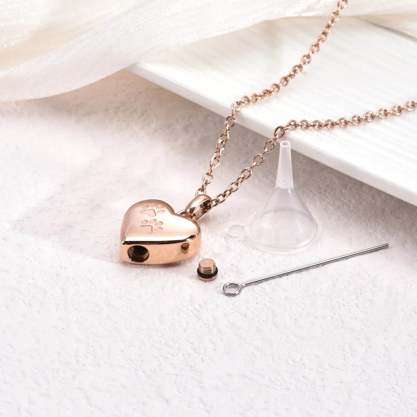 Collier Pendentif Urne Funéraire pour Animal – Cœur Gravure Patte