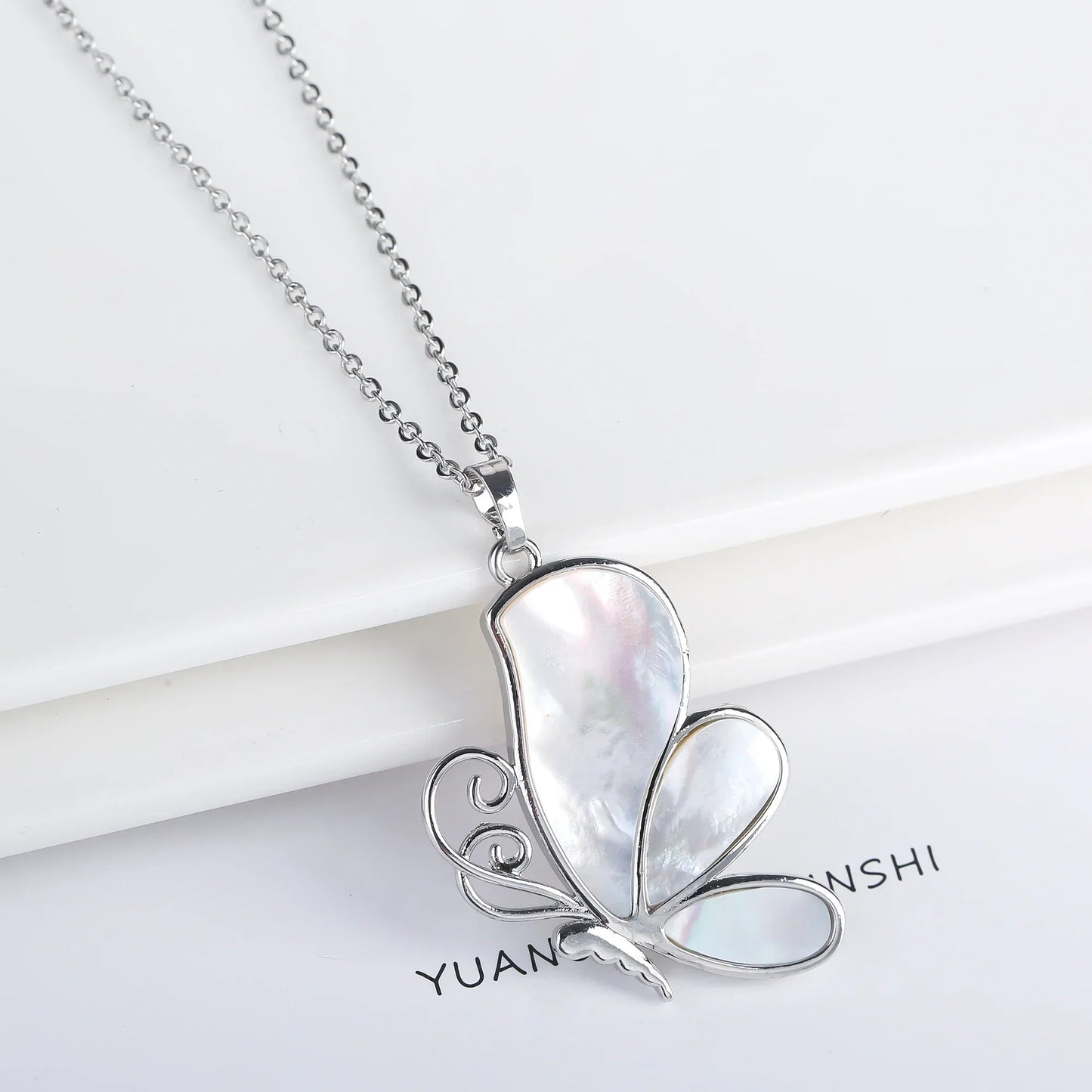 Collier Pendentif Papillon en Coquillage Naturel