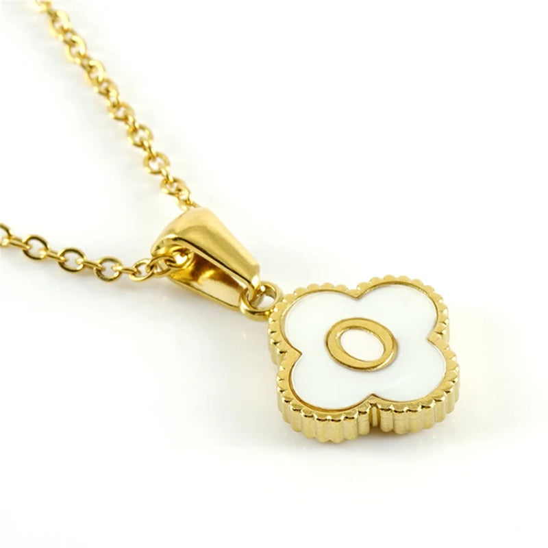Collier initiale en forme de trèfle