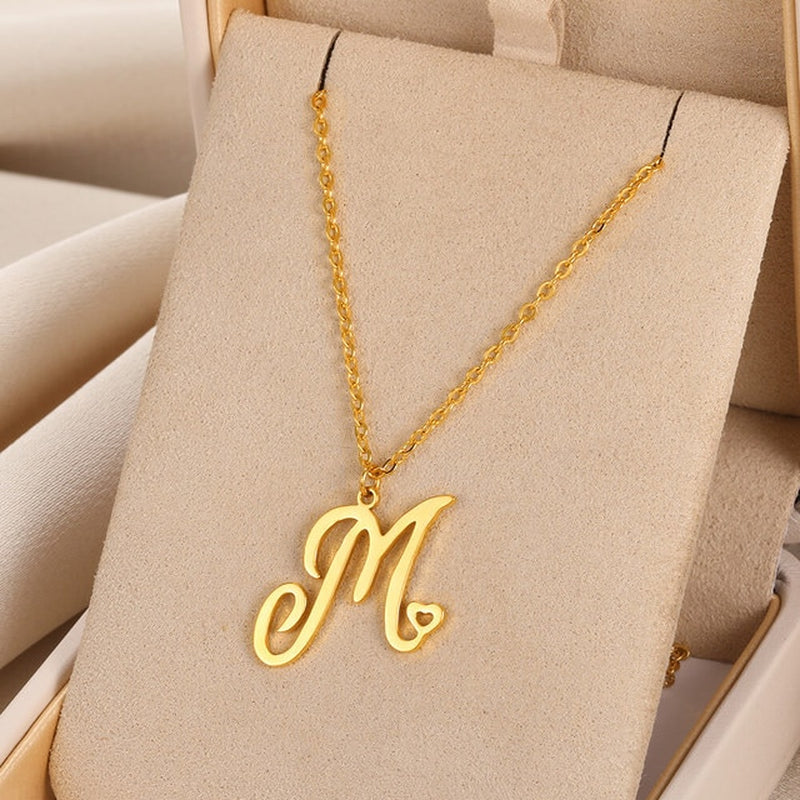 Colliers avec pendentif initiale en lettre cursive