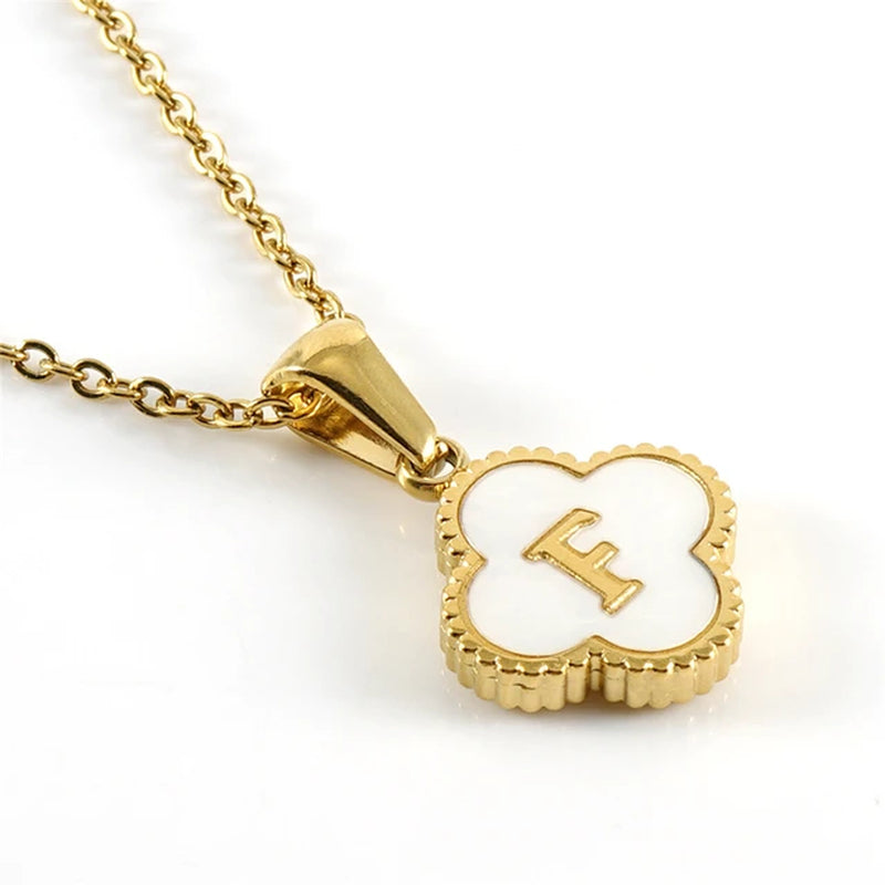 Collier initiale en forme de trèfle