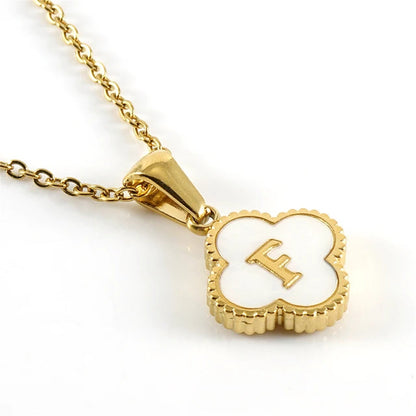 Collier initiale en forme de trèfle
