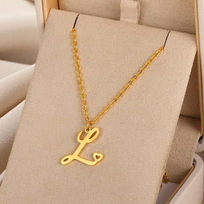 Colliers avec pendentif initiale en lettre cursive