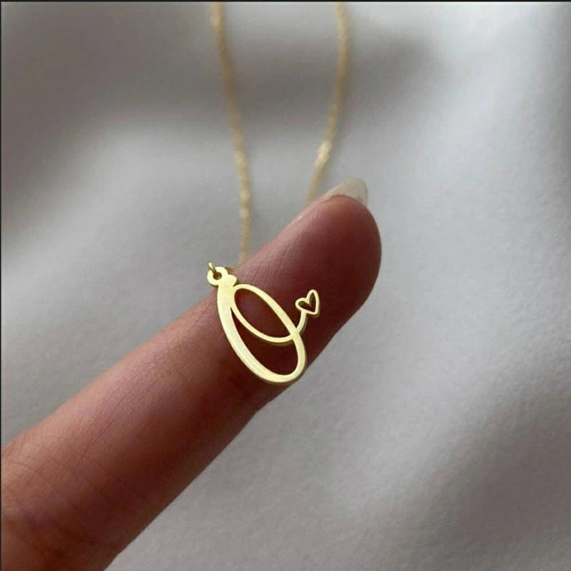 Colliers avec pendentif initiale en lettre cursive