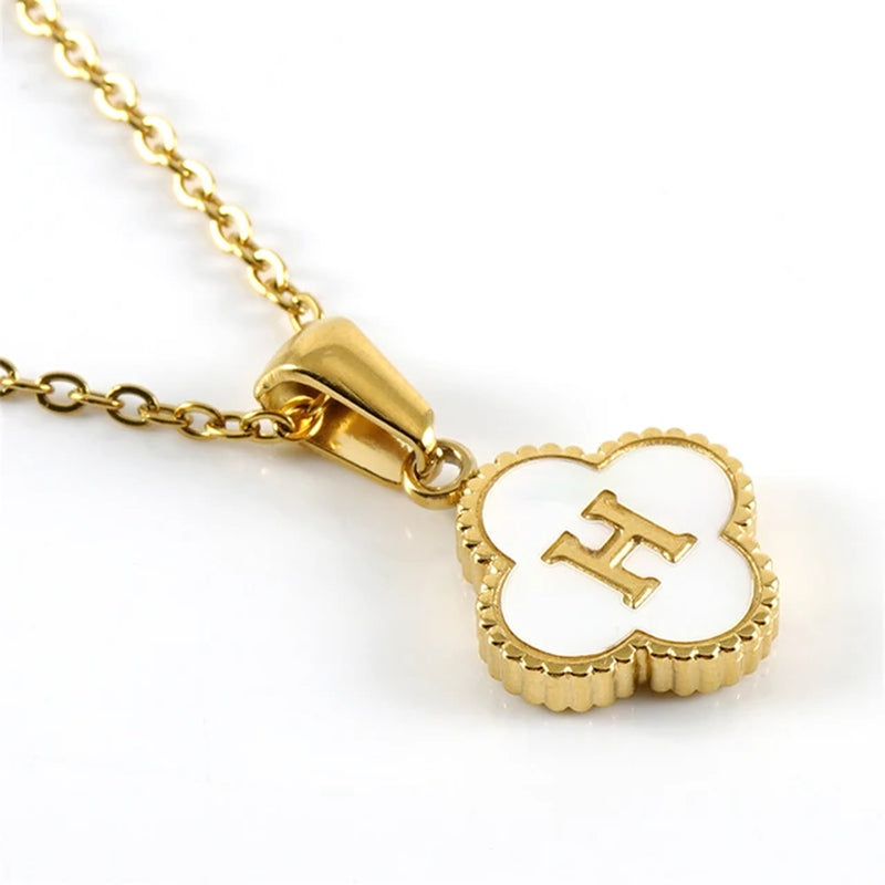 Collier initiale en forme de trèfle