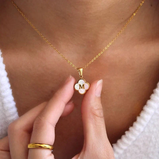 Collier initiale en forme de trèfle