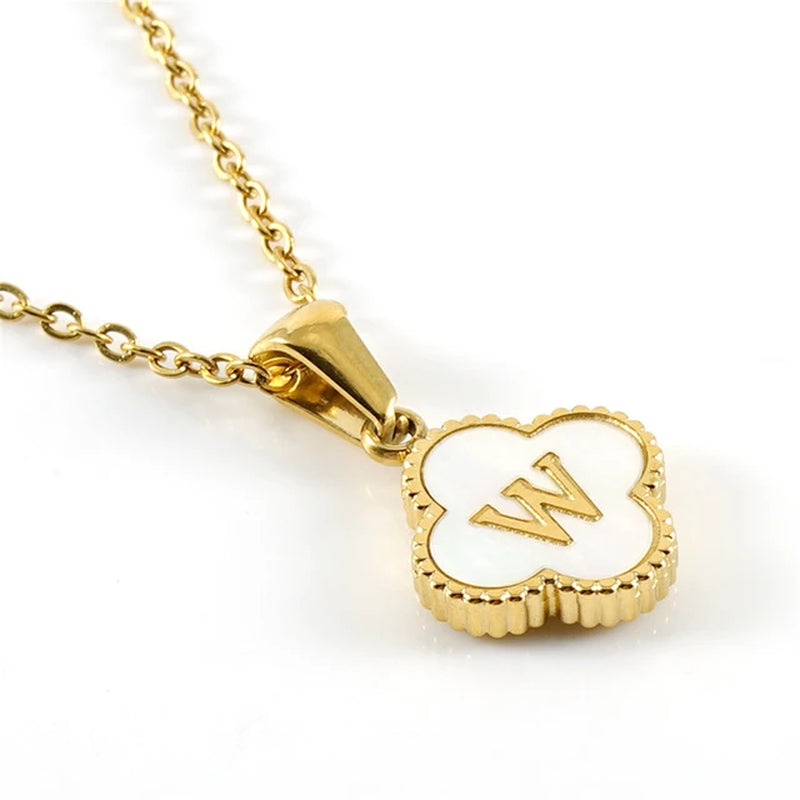 Collier initiale en forme de trèfle