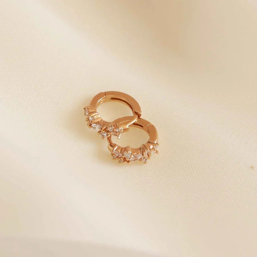 Boucles d'oreilles Crystal Cluster Huggies | Or Blanc