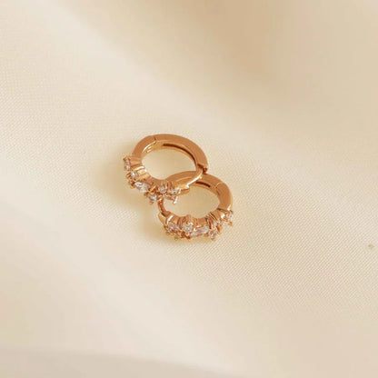 Boucles d'oreilles Crystal Cluster Huggies | Or Blanc