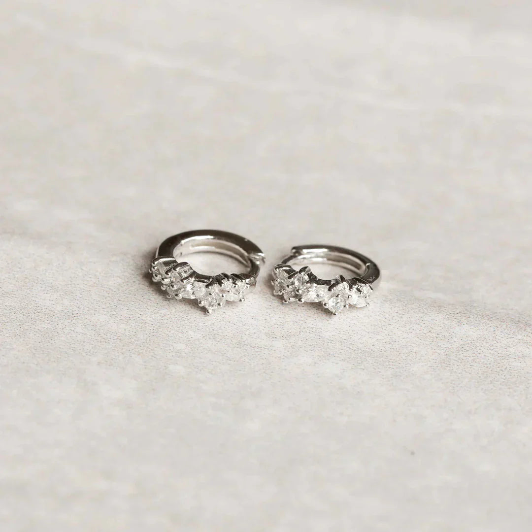 Boucles d'oreilles Crystal Cluster Huggies | Or Blanc