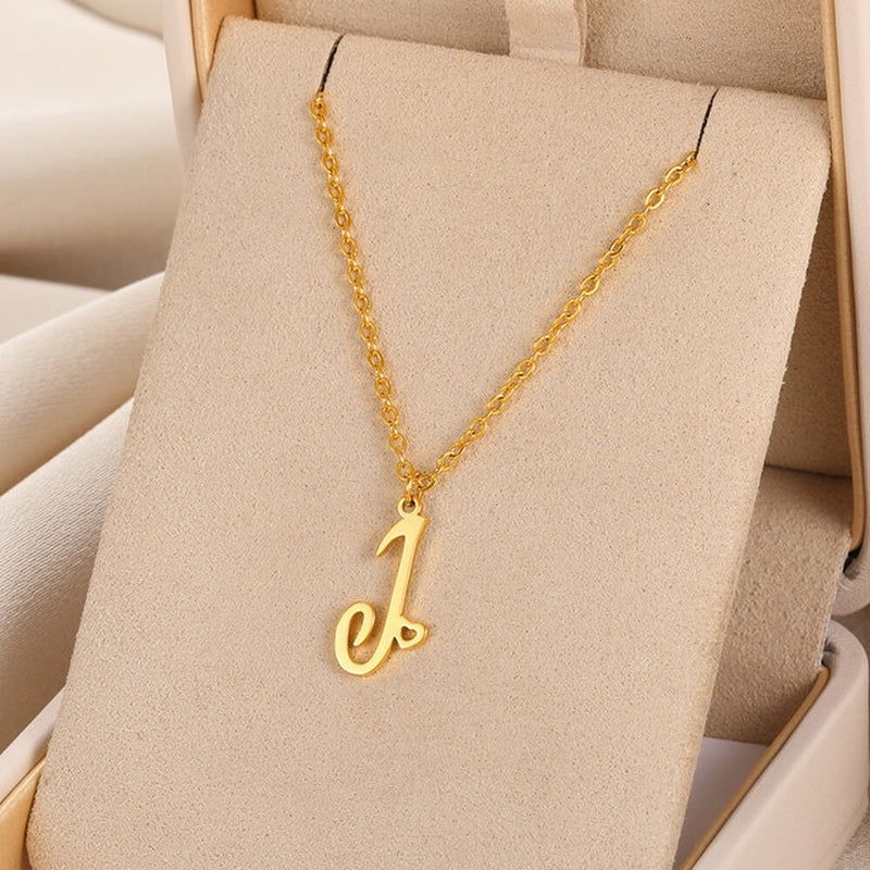 Colliers avec pendentif initiale en lettre cursive