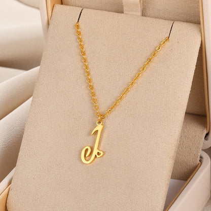 Colliers avec pendentif initiale en lettre cursive