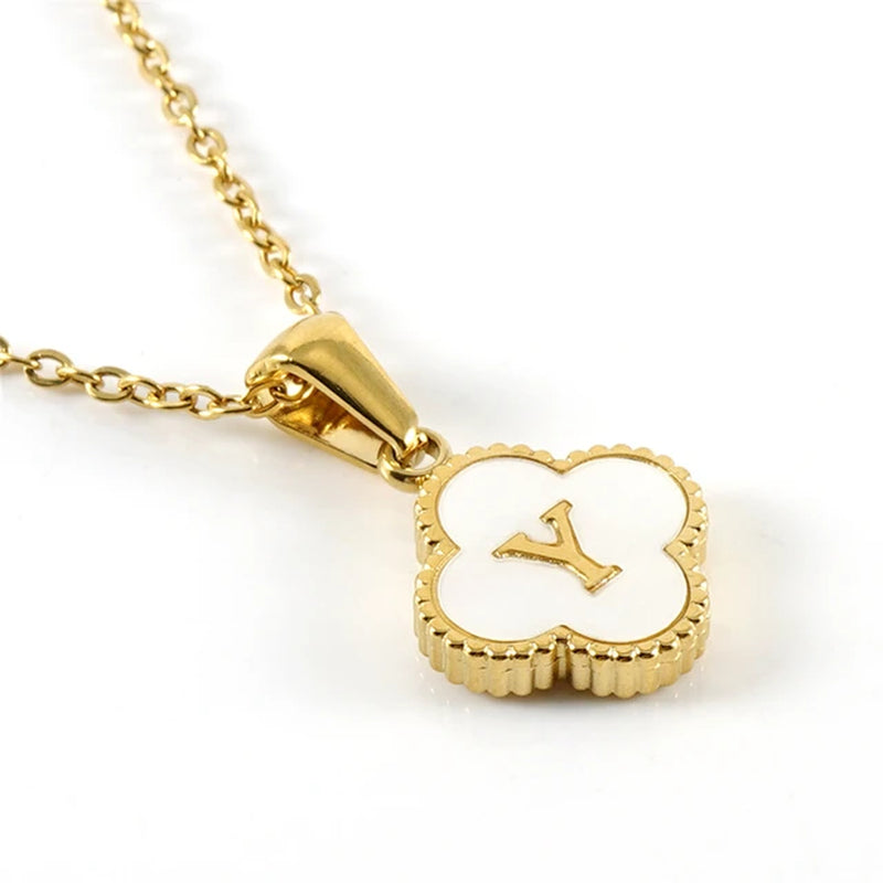 Collier initiale en forme de trèfle