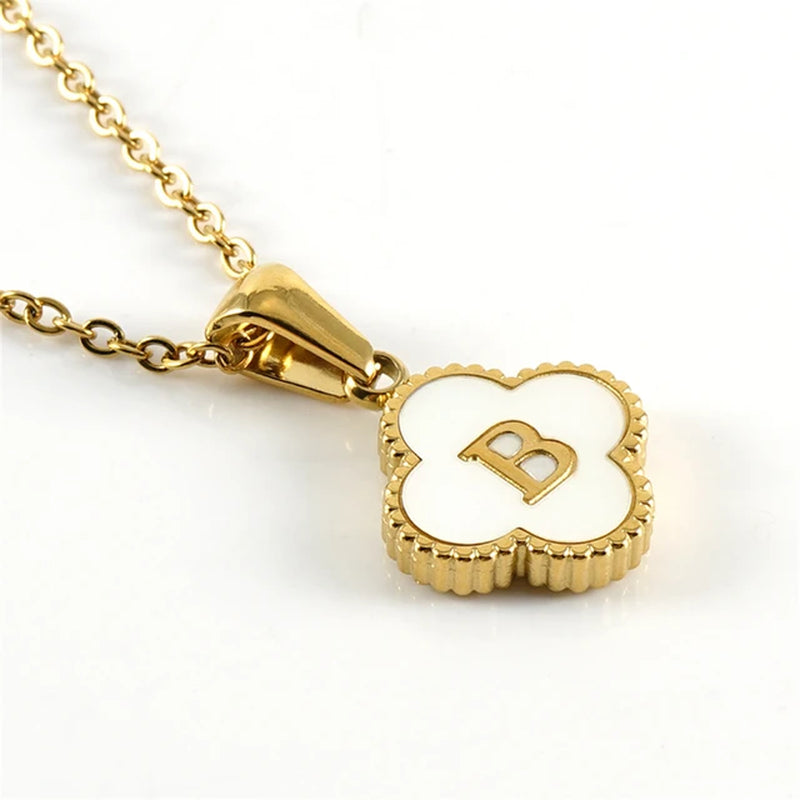 Collier initiale en forme de trèfle