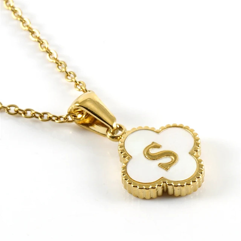 Collier initiale en forme de trèfle
